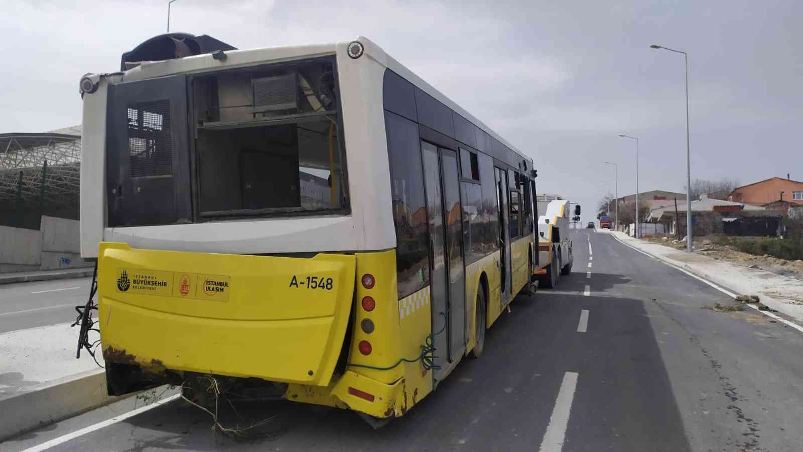 Başakşehir’de park halindeki boş İETT otobüsü freni boşalınca şarampole uçtu. Otobüs kurtarıcı araçla çekildiği sırada bir kaza daha meydana ...