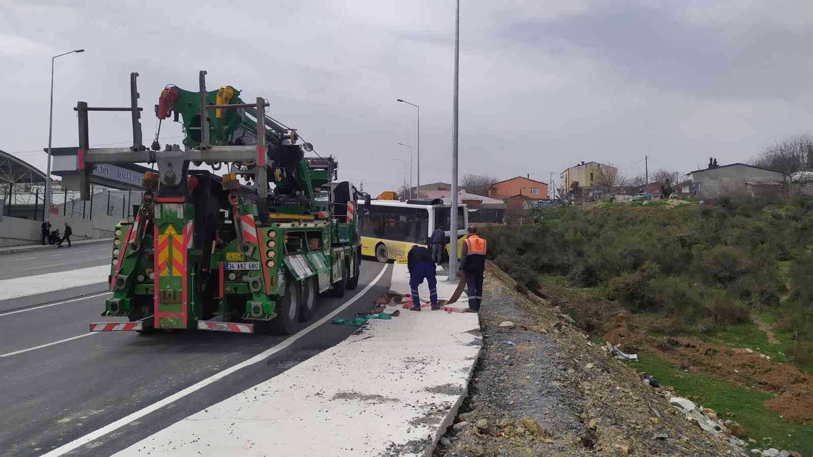 Başakşehir’de park halindeki boş İETT otobüsü freni boşalınca şarampole uçtu. Otobüs kurtarıcı araçla çekildiği sırada bir kaza daha meydana ...