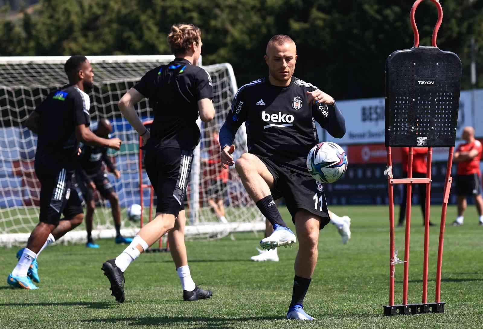 Beşiktaş, Spor Toto Süper Lig’in 35. haftasında Kayserispor ile deplasmanda oynayacağı maçın hazırlıklarına, bu sabah yaptığı antrenmanla devam ...