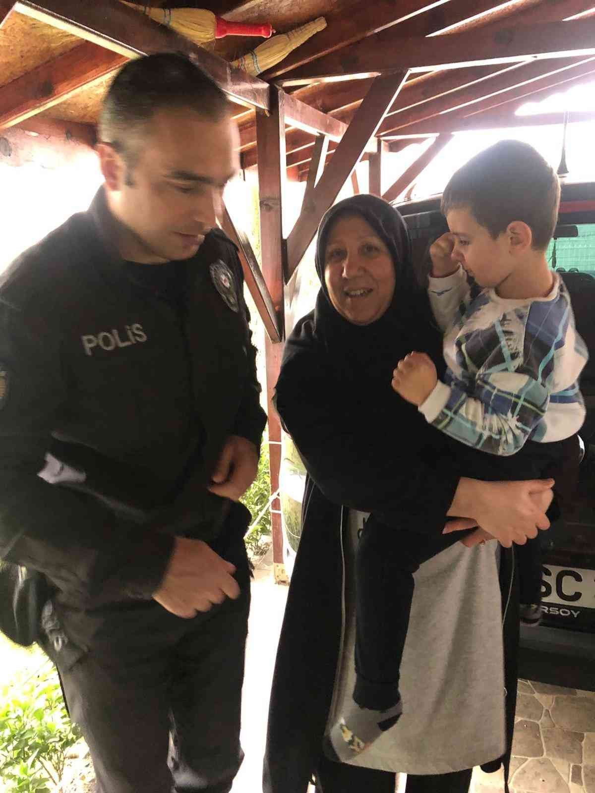 Sakarya’nın Sapanca ilçesinde 4 yaşındaki çocuk, anneannesinin telefonuyla oynadığı sırada Kadın Destek Uygulaması’na (KADES) bastı. Kısa sürede ...