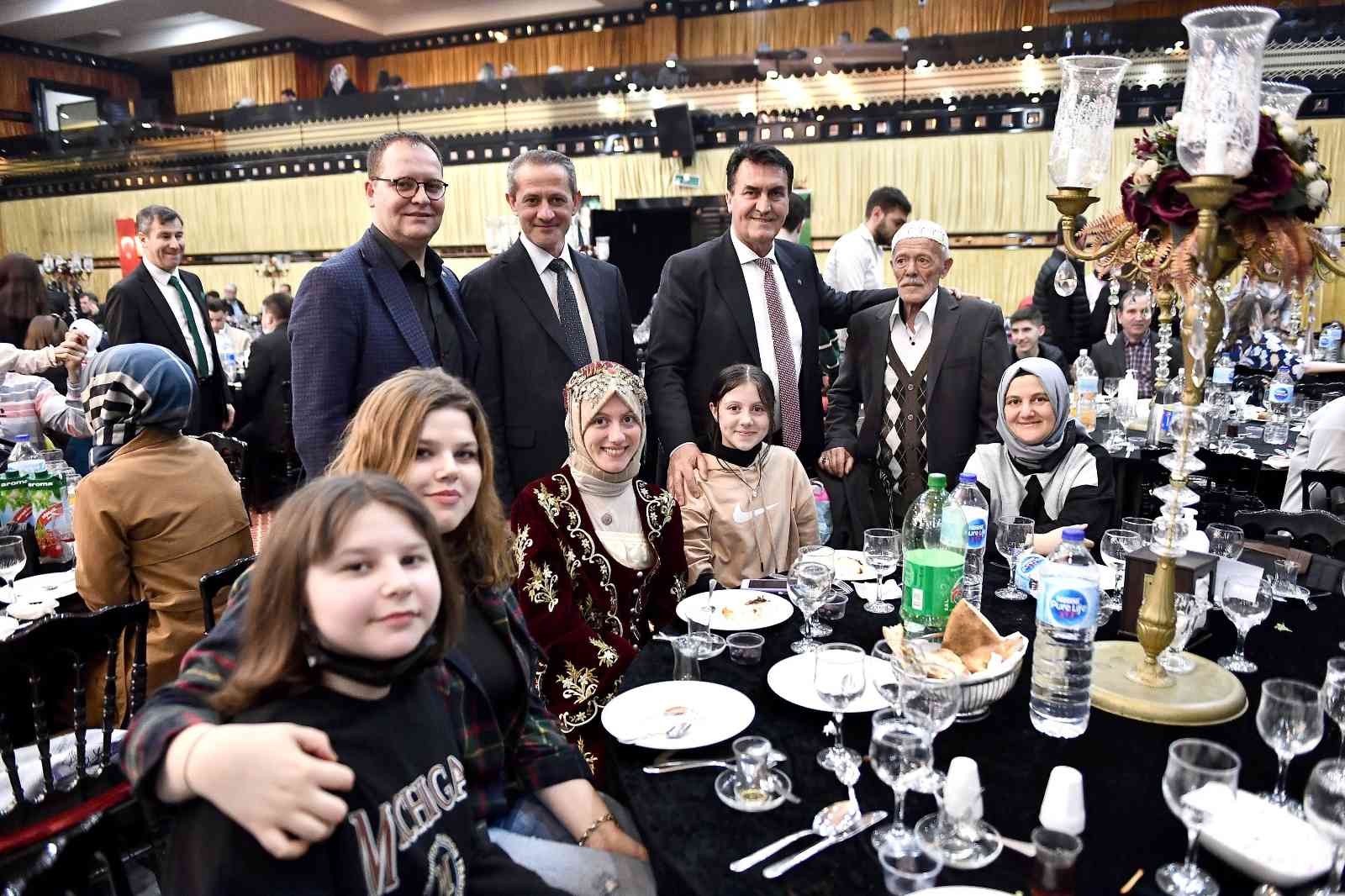 Batı Trakya Türkleri Dayanışma Derneği (BTTDD) Bursa Şubesi’nin düzenlediği geleneksel iftar programına katılan Osmangazi Belediye Başkanı ...