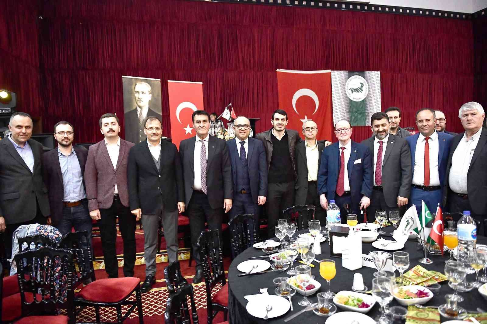 Batı Trakya Türkleri Dayanışma Derneği (BTTDD) Bursa Şubesi’nin düzenlediği geleneksel iftar programına katılan Osmangazi Belediye Başkanı ...