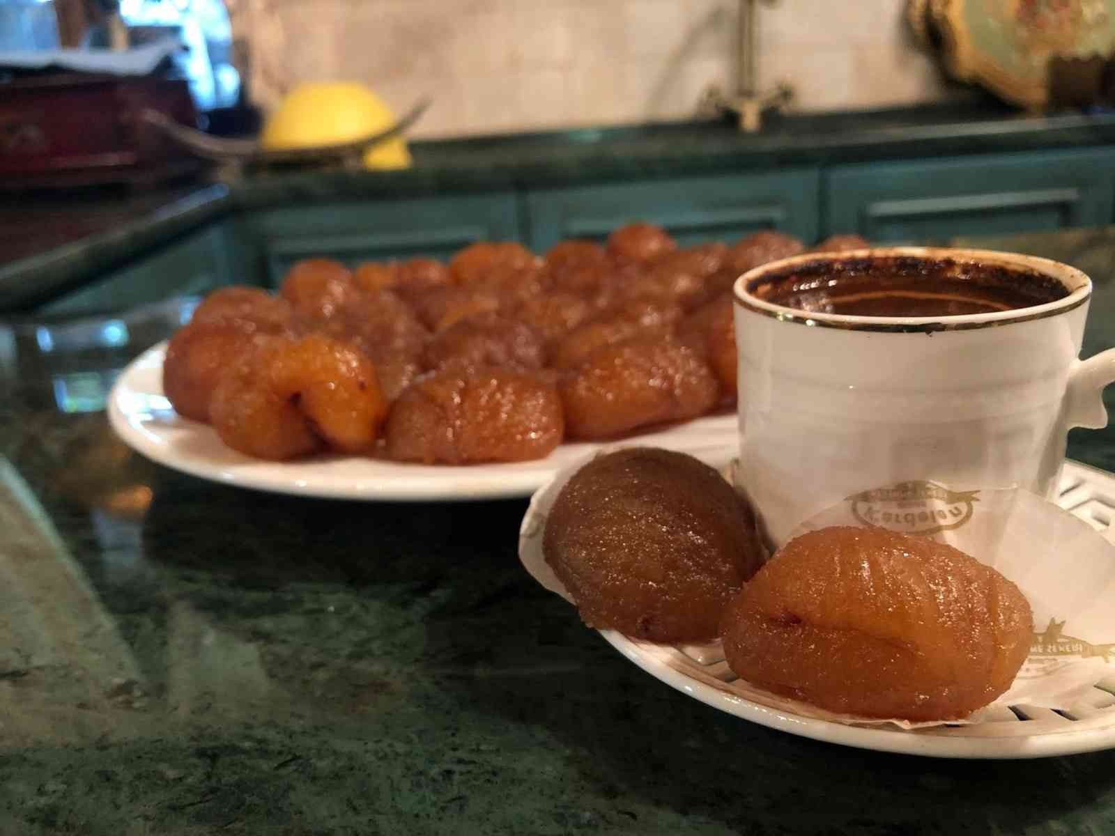 Ramazan ayının manevi iklimiyle huzur bulan vatandaşların bayrama sayılı günler kala dost ve akraba ziyaretleri için hediyelik, ziyarete gelecek ...