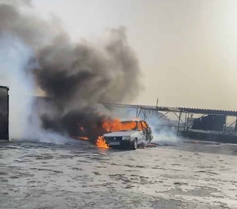 İstanbul Bayrampaşa’daki bir sanayi sitesinin çatı katında çıkan yangında 1 otomobil küle dönerken, kümeslerde bulunan 250 güvercin telef oldu ...