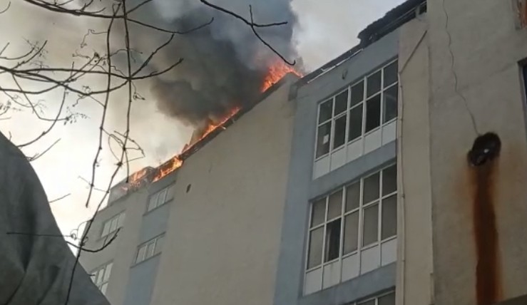 İstanbul Bayrampaşa’daki bir sanayi sitesinin çatı katında çıkan yangında 1 otomobil küle dönerken, kümeslerde bulunan 250 güvercin telef oldu ...