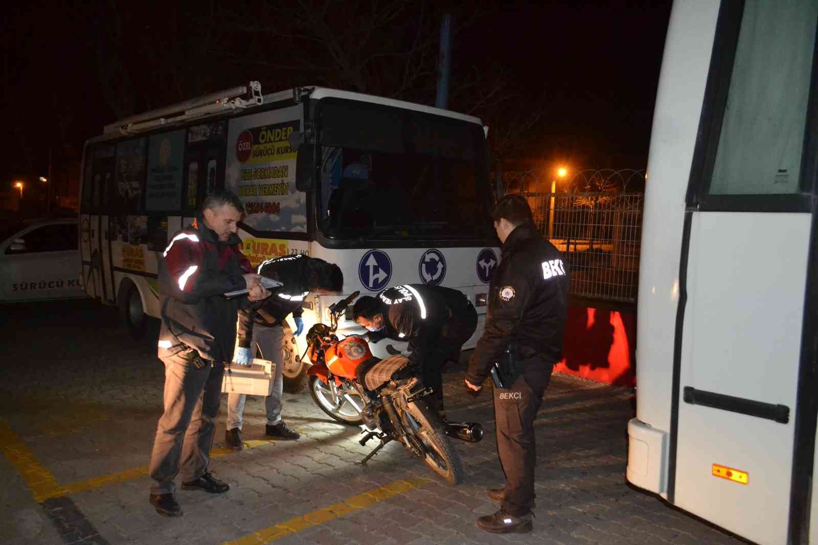 Tekirdağ’ın Çorlu ilçesinde çaldıkları motosikleti götüren iki şüpheli bekçileri görünce motosikleti bırakıp kaçtı. Çalıntı olduğu ortaya çıkan ...