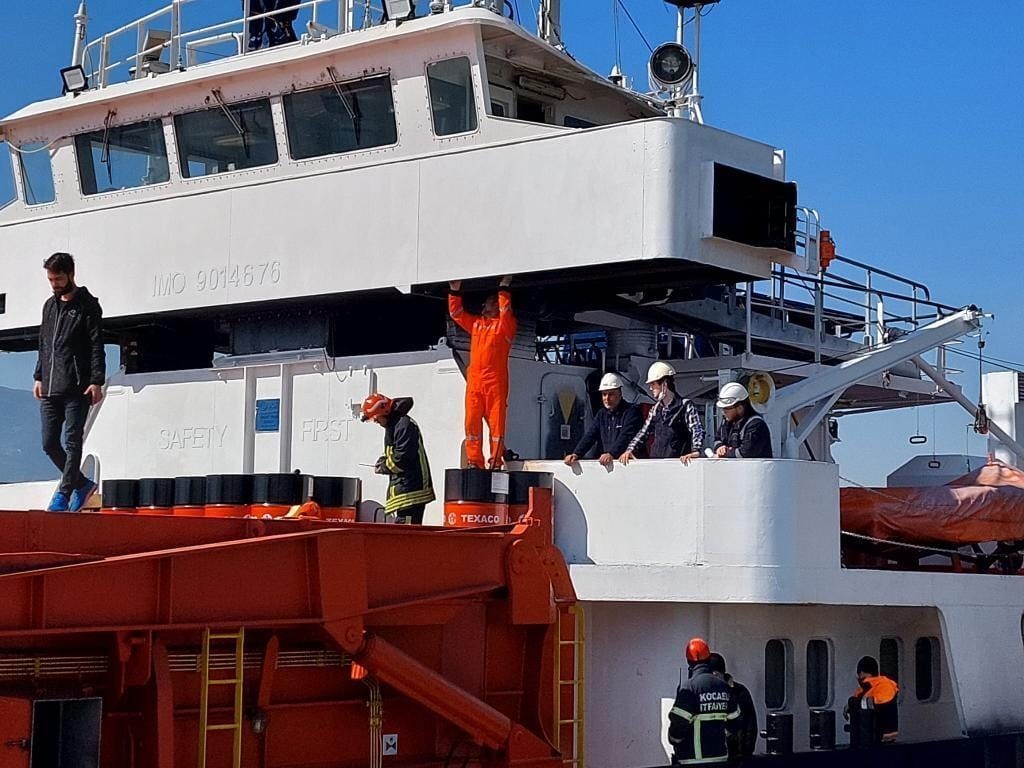 Kocaeli’nin Körfez ilçesinde, limanda bulunan gemide beli tutulduğu için mahsur kalan personel, itfaiye ekiplerinin yardımı ile kurtarıldı. Olay ...