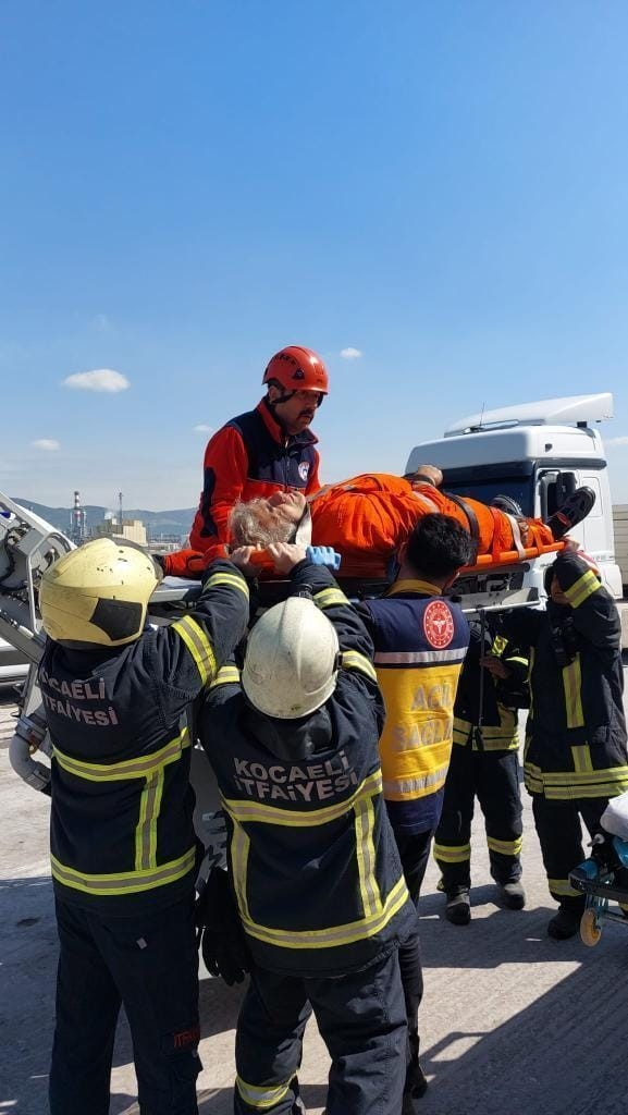 Kocaeli’nin Körfez ilçesinde, limanda bulunan gemide beli tutulduğu için mahsur kalan personel, itfaiye ekiplerinin yardımı ile kurtarıldı. Olay ...