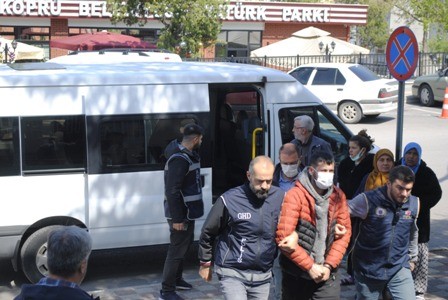 Edirne’nin Uzunköprü ilçesinde benzinlik istasyonunu soyan kar maskeli 3 kişi, tutuklanarak cezaevine gönderildi. Olay, geçtiğimiz Şubat ayında ...