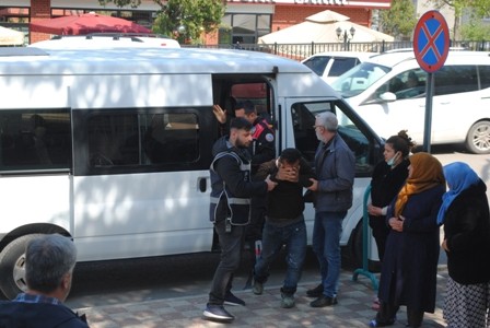 Edirne’nin Uzunköprü ilçesinde benzinlik istasyonunu soyan kar maskeli 3 kişi, tutuklanarak cezaevine gönderildi. Olay, geçtiğimiz Şubat ayında ...