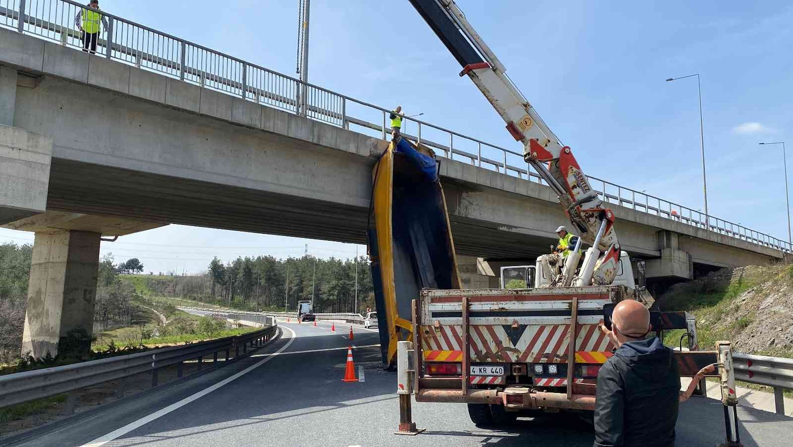 Beykoz’da, Kuzey Marmara otoyolu bağlantı yolunda hafriyat kamyonunun seyir halindeyken açılan dorsesi, viyadüğe çarparak asılı kaldı. Dorsenin ...