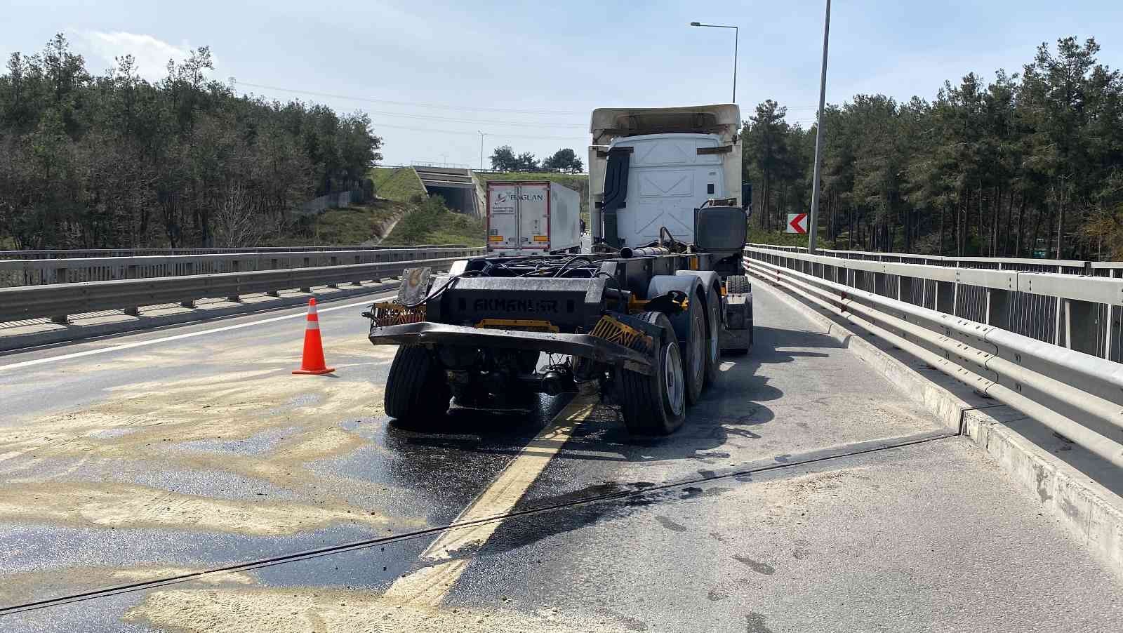 Beykoz’da, Kuzey Marmara otoyolu bağlantı yolunda hafriyat kamyonunun seyir halindeyken açılan dorsesi, viyadüğe çarparak asılı kaldı. Dorsenin ...