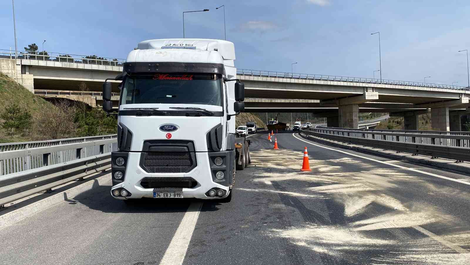 Beykoz’da, Kuzey Marmara otoyolu bağlantı yolunda hafriyat kamyonunun seyir halindeyken açılan dorsesi, viyadüğe çarparak asılı kaldı. Dorsenin ...