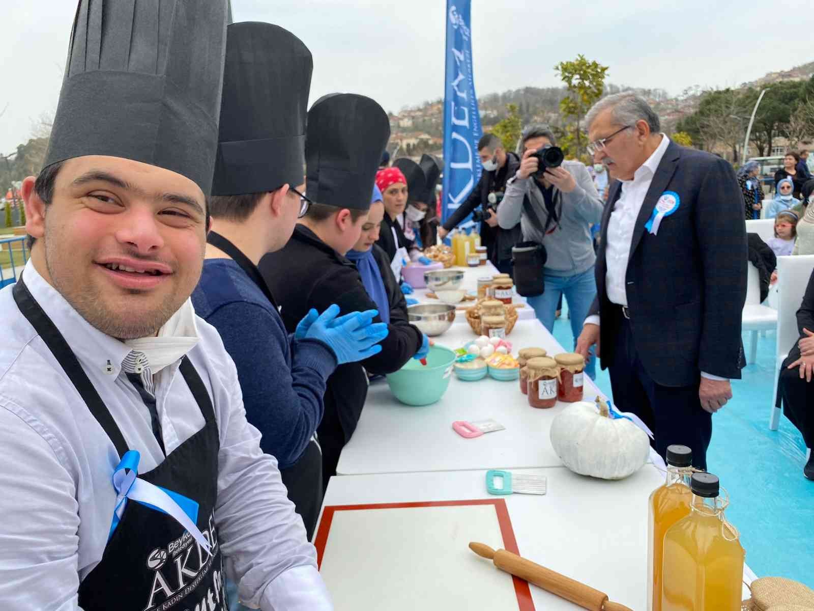 Beykoz’da Dünya Otizm Farkındalık Haftası dolayısıyla düzenlenen etkinlikte özel bireyler kurabiye yaptılar, gönüllerince eğlendiler. Renkli ...