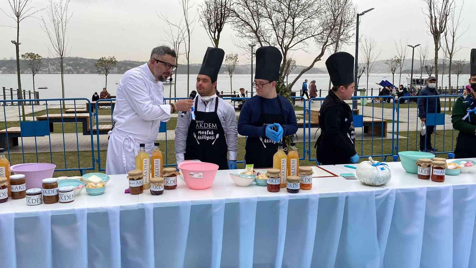 Beykoz’da Dünya Otizm Farkındalık Haftası dolayısıyla düzenlenen etkinlikte özel bireyler kurabiye yaptılar, gönüllerince eğlendiler. Renkli ...