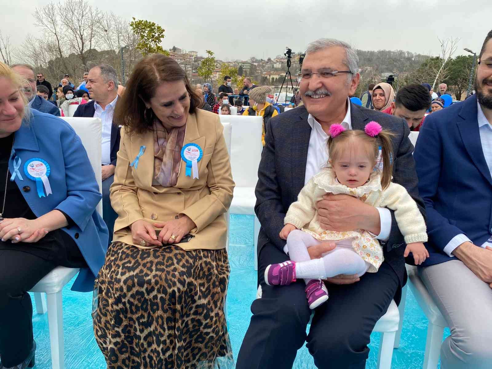 Beykoz’da Dünya Otizm Farkındalık Haftası dolayısıyla düzenlenen etkinlikte özel bireyler kurabiye yaptılar, gönüllerince eğlendiler. Renkli ...