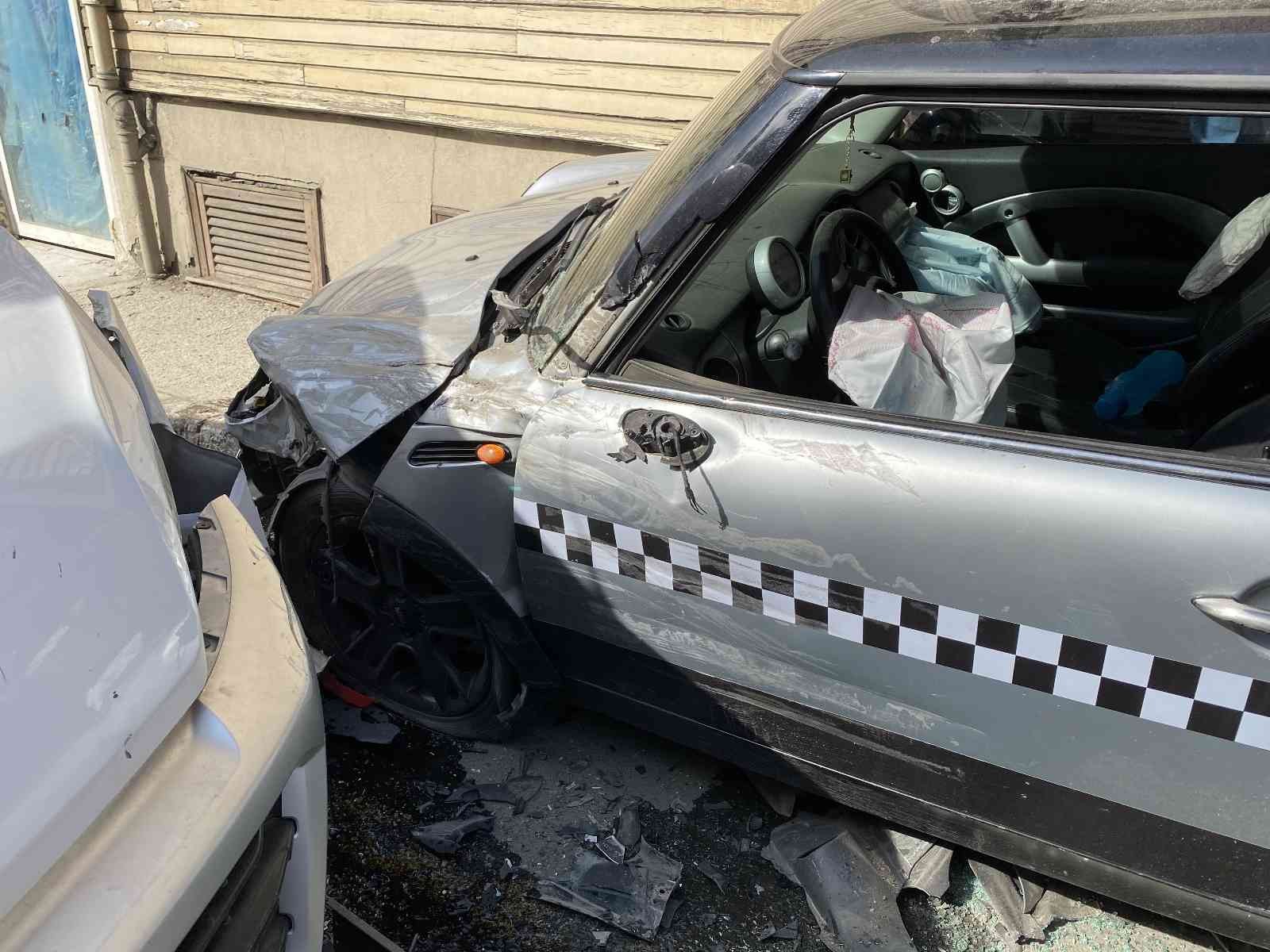 Beykoz’da cadde üzerinde seyir halinde olan bir otomobil, cadde üzerinde karşı istikametten gelen servis minibüsü ile kafa kafaya çarpıştı ...