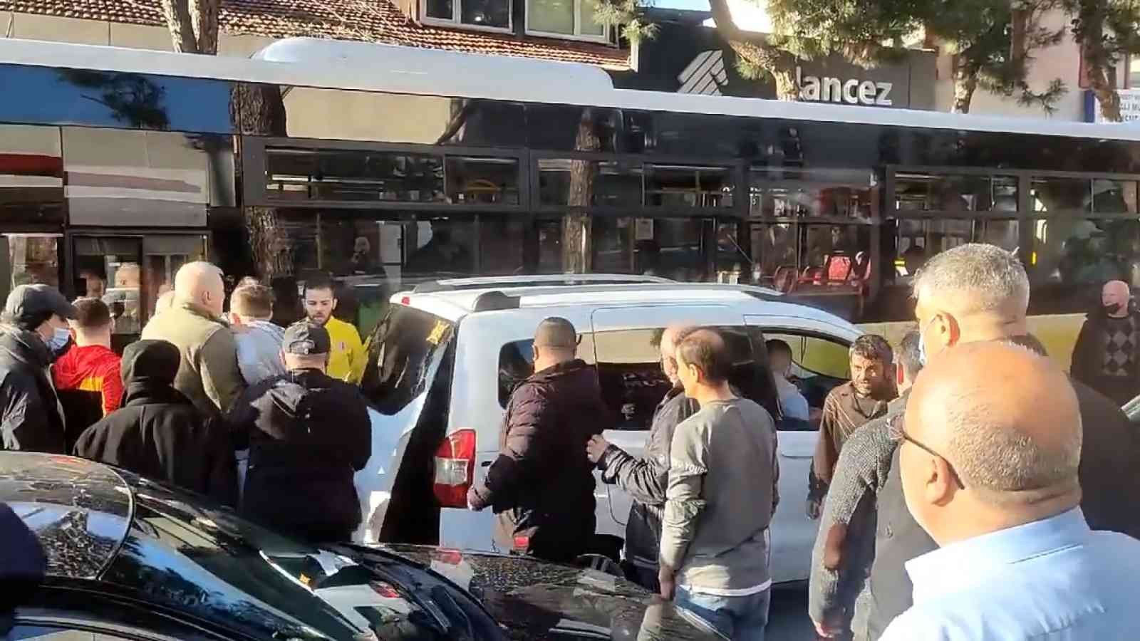 Beykoz’da yol verme tartışması yaşayan araç sürücüsü ile İETT otobüsü şoförü arasında sözlü tartışma yaşandı. Çıkan kavgayı çevredeki vatandaşlar ...