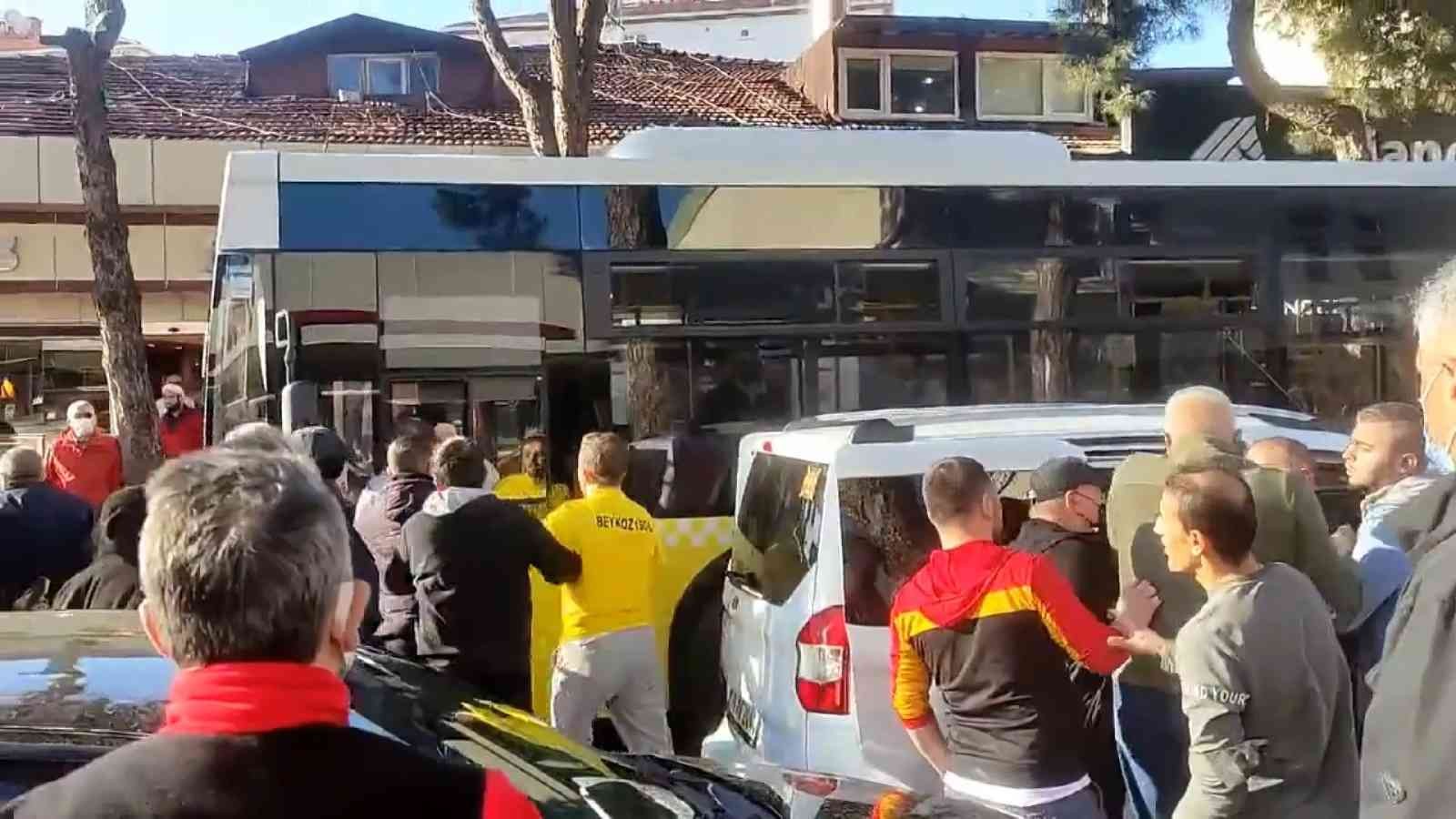 Beykoz’da yol verme tartışması yaşayan araç sürücüsü ile İETT otobüsü şoförü arasında sözlü tartışma yaşandı. Çıkan kavgayı çevredeki vatandaşlar ...