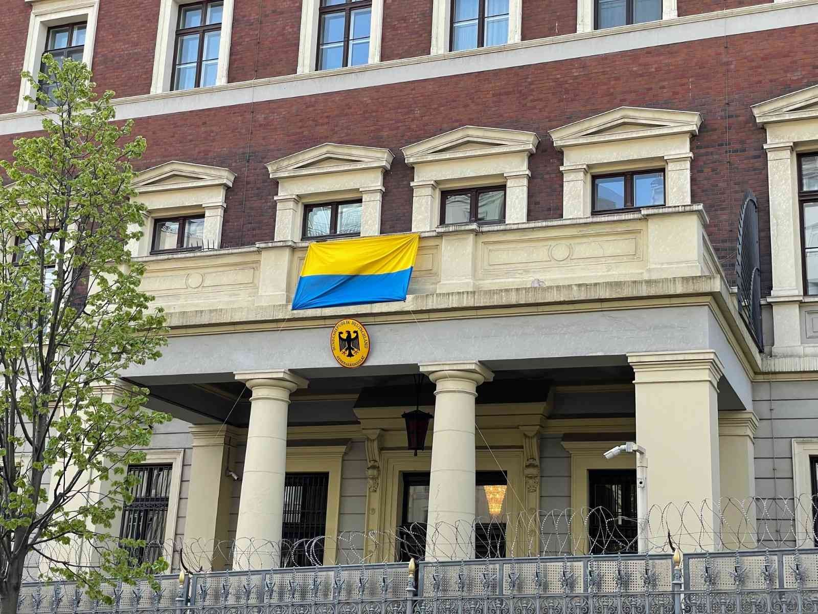 Beyoğlu’nda bulunan Almanya Başkonsolosluğu binasına devam eden Rusya-Ukrayna savaşı dolayısıyla Ukrayna’ya destek vermek amacıyla sabah ...