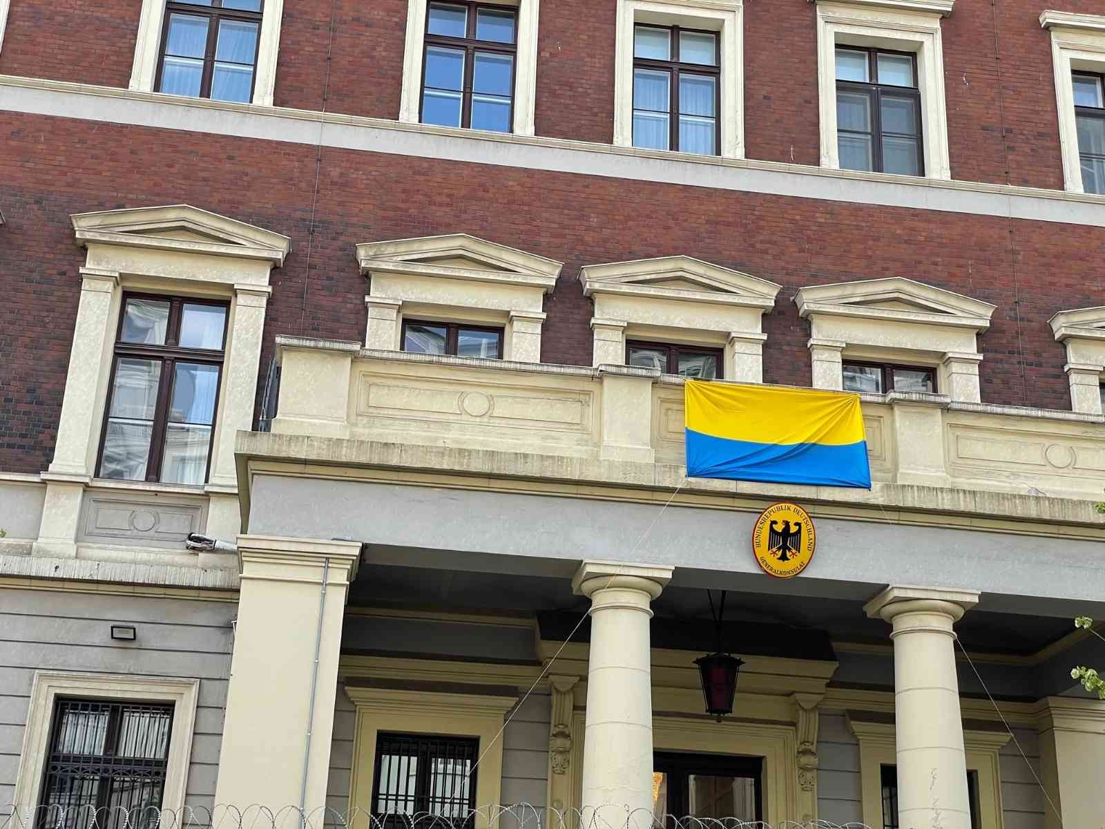 Beyoğlu’nda bulunan Almanya Başkonsolosluğu binasına devam eden Rusya-Ukrayna savaşı dolayısıyla Ukrayna’ya destek vermek amacıyla sabah ...