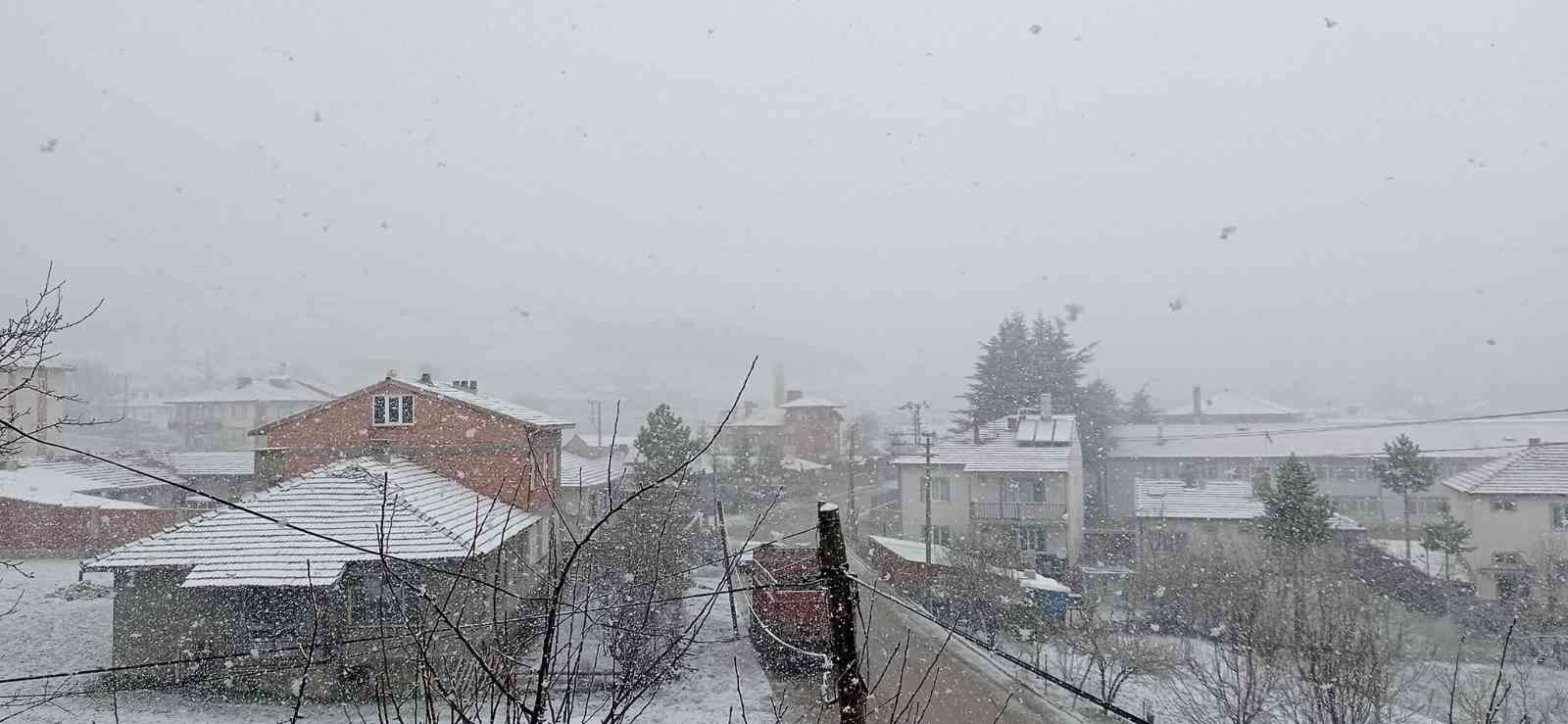 Bilecik’te dün akşam saatlerinde başlayan ve hava sıcaklığının ani düşüşüne sebep olan yağmur, bazı bölgelerde gece saatlerinde yerini kar ...