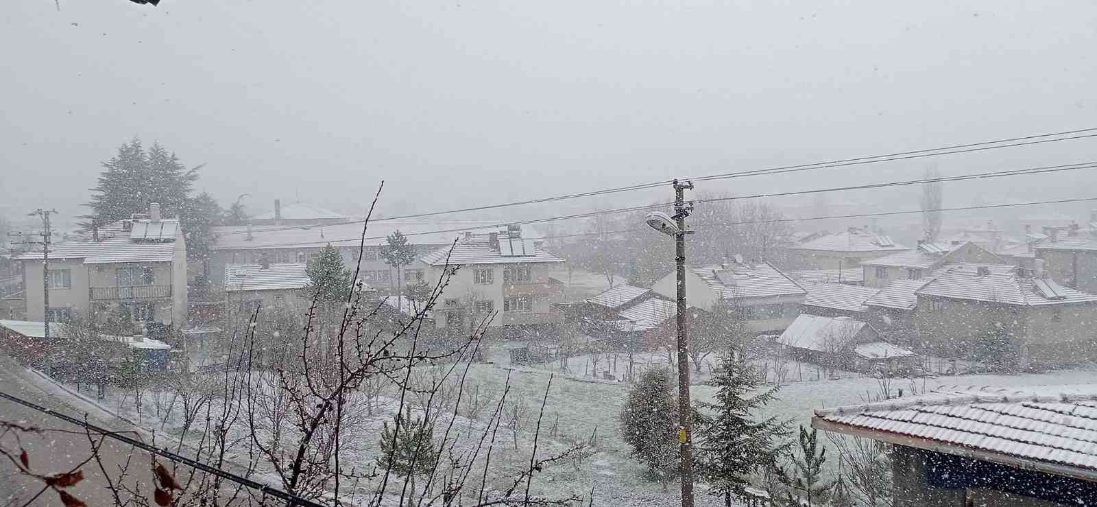 Bilecik’te dün akşam saatlerinde başlayan ve hava sıcaklığının ani düşüşüne sebep olan yağmur, bazı bölgelerde gece saatlerinde yerini kar ...