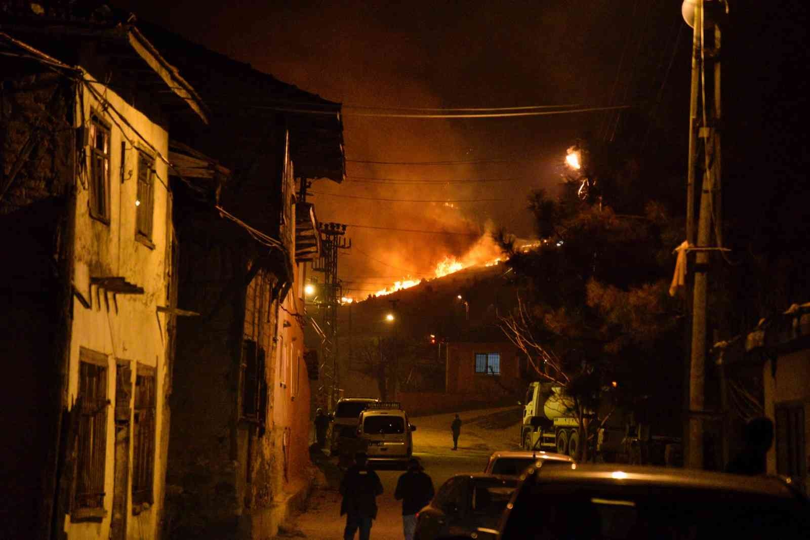 Bilecik’te küçük çaplı başlayan orman yangını rüzgârın etkisiyle giderek büyürken, yangına 43 iş makinesi ve 174 personelle müdale ediliyor. 12 ...