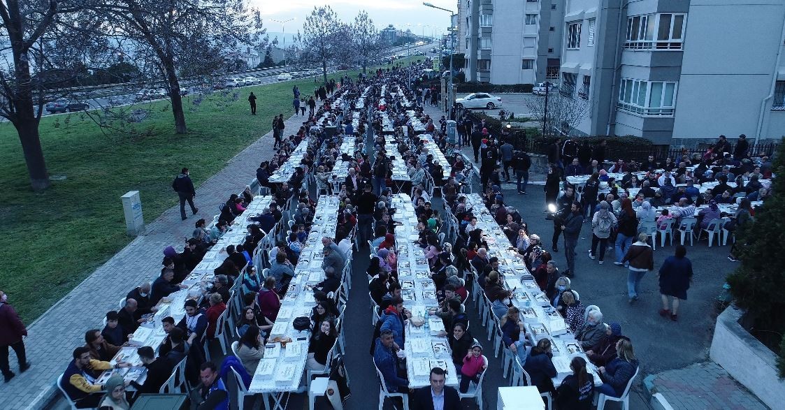 Tekirdağ’da yaşayan vatandaşlar, Süleymanpaşa Belediyesi tarafından düzenlenen iftar sofralarında buluşmaya devam ediyor. Yaklaşık 4 bin kişinin ...