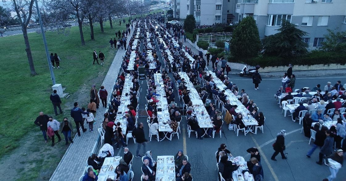 Tekirdağ’da yaşayan vatandaşlar, Süleymanpaşa Belediyesi tarafından düzenlenen iftar sofralarında buluşmaya devam ediyor. Yaklaşık 4 bin kişinin ...