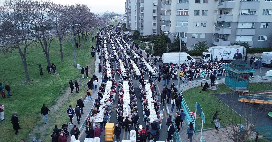 Tekirdağ’da yaşayan vatandaşlar, Süleymanpaşa Belediyesi tarafından düzenlenen iftar sofralarında buluşmaya devam ediyor. Yaklaşık 4 bin kişinin ...