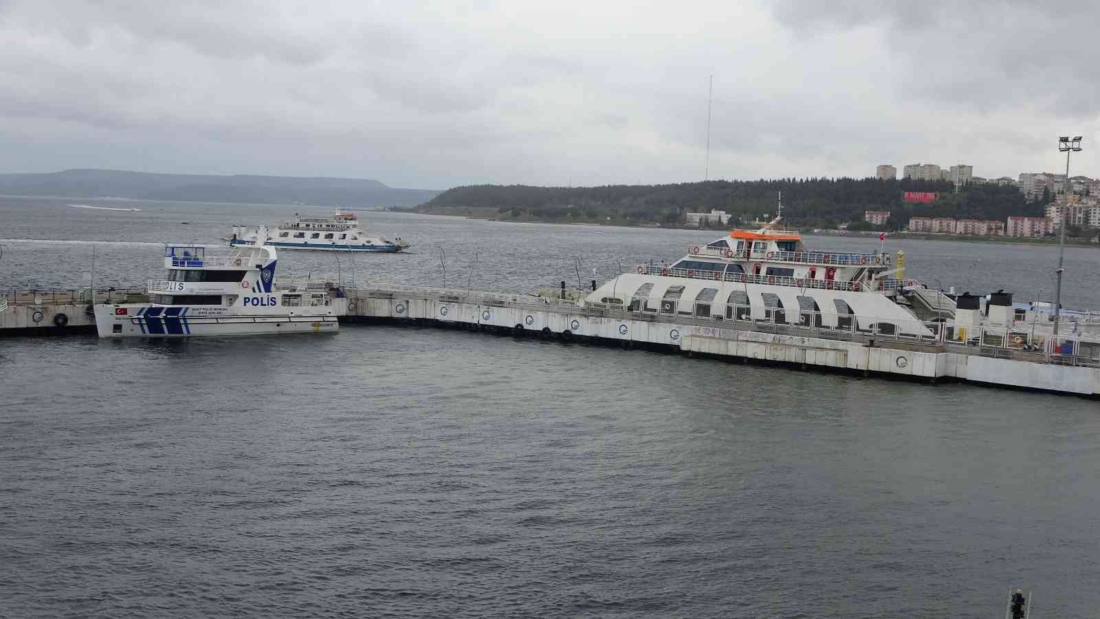 Çanakkale’de, Bozcaada’ya yapılması planlanan bazı feribot seferleri olumsuz hava şartları nedeniyle iptal edildi. Çanakkale Boğazı ve adalar ...