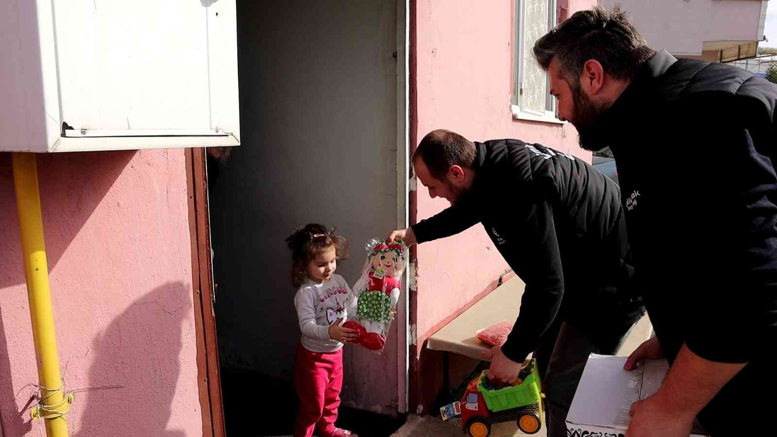 Yardımlaşma ve paylaşma ayı olan Ramazan’da aylar öncesinden tespit ettikleri ailelere gıda kolisi yardımı yapan Sakarya’daki yardımlaşma derneği ...