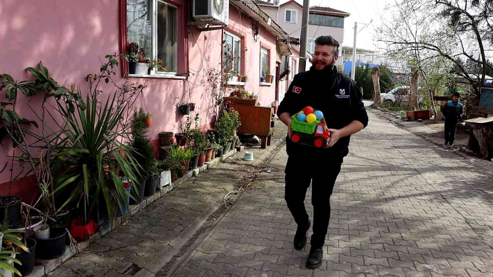 Yardımlaşma ve paylaşma ayı olan Ramazan’da aylar öncesinden tespit ettikleri ailelere gıda kolisi yardımı yapan Sakarya’daki yardımlaşma derneği ...