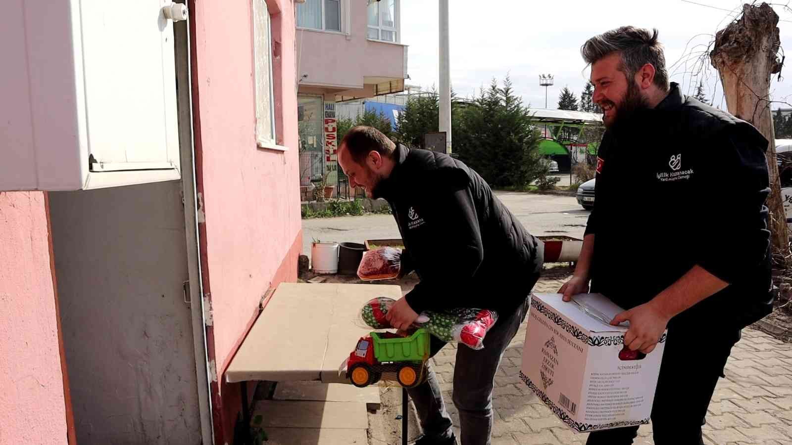 Yardımlaşma ve paylaşma ayı olan Ramazan’da aylar öncesinden tespit ettikleri ailelere gıda kolisi yardımı yapan Sakarya’daki yardımlaşma derneği ...