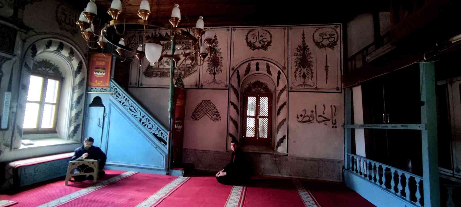 Bursa’nın dağ köyünde bulunan tarihi cami; süslemeleriyle çok sayıda ziyaretçiyi köye çekiyor. Keles ilçesi Kemaliye Köyü’nde 1874-1875 tarihinde ...