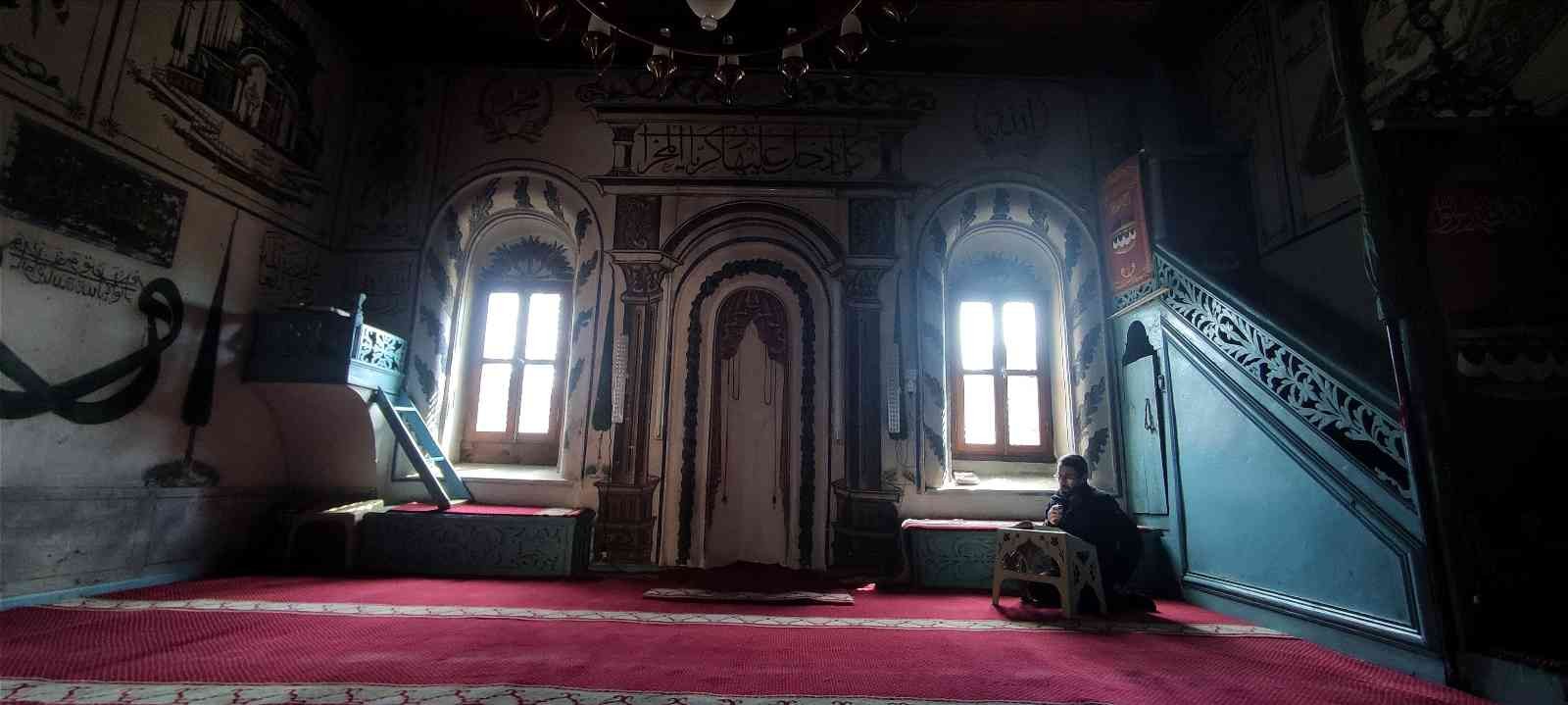 Bursa’nın dağ köyünde bulunan tarihi cami; süslemeleriyle çok sayıda ziyaretçiyi köye çekiyor. Keles ilçesi Kemaliye Köyü’nde 1874-1875 tarihinde ...