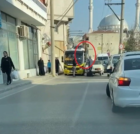 Bursa’da yol verme meselesi yüzünden 2 sürücünün tartışması kavgaya dönüştü. Öfkeli sürücü, kendi aracının tavanına çıkarak minibüs şoförüne ...