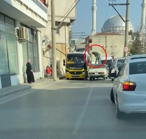 Bursa’da yol verme meselesi yüzünden 2 sürücünün tartışması kavgaya dönüştü. Öfkeli sürücü, kendi aracının tavanına çıkarak minibüs şoförüne ...