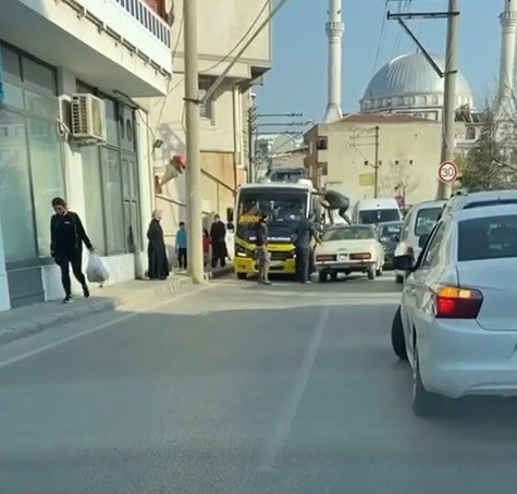 Bursa’da yol verme meselesi yüzünden 2 sürücünün tartışması kavgaya dönüştü. Öfkeli sürücü, kendi aracının tavanına çıkarak minibüs şoförüne ...