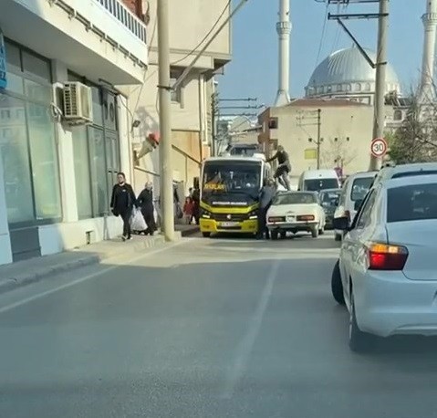 Bursa’da yol verme meselesi yüzünden 2 sürücünün tartışması kavgaya dönüştü. Öfkeli sürücü, kendi aracının tavanına çıkarak minibüs şoförüne ...