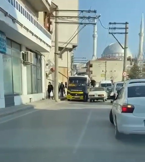 Bursa’da yol verme meselesi yüzünden 2 sürücünün tartışması kavgaya dönüştü. Öfkeli sürücü, kendi aracının tavanına çıkarak minibüs şoförüne ...