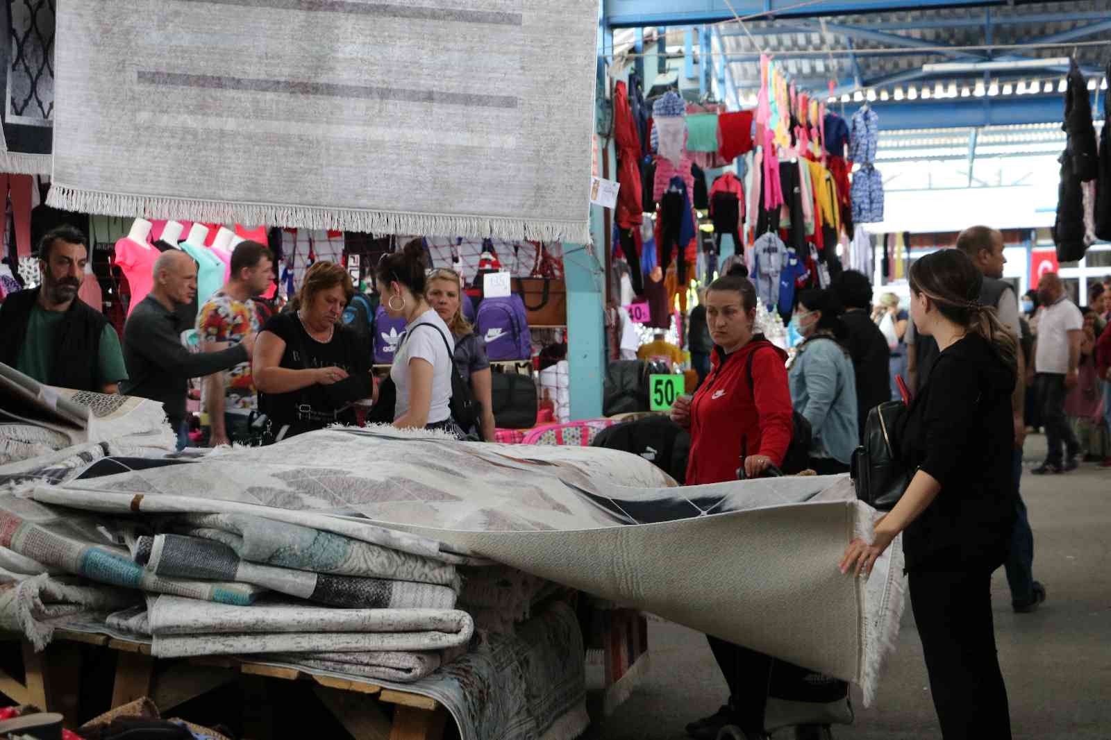 Ramazan Bayramı’na sayılı günler kala Edirne’deki çarşı ve pazarda alışveriş hareketliliği yaşandı. Sabahın erken saatlerinden itibaren Komşu ...