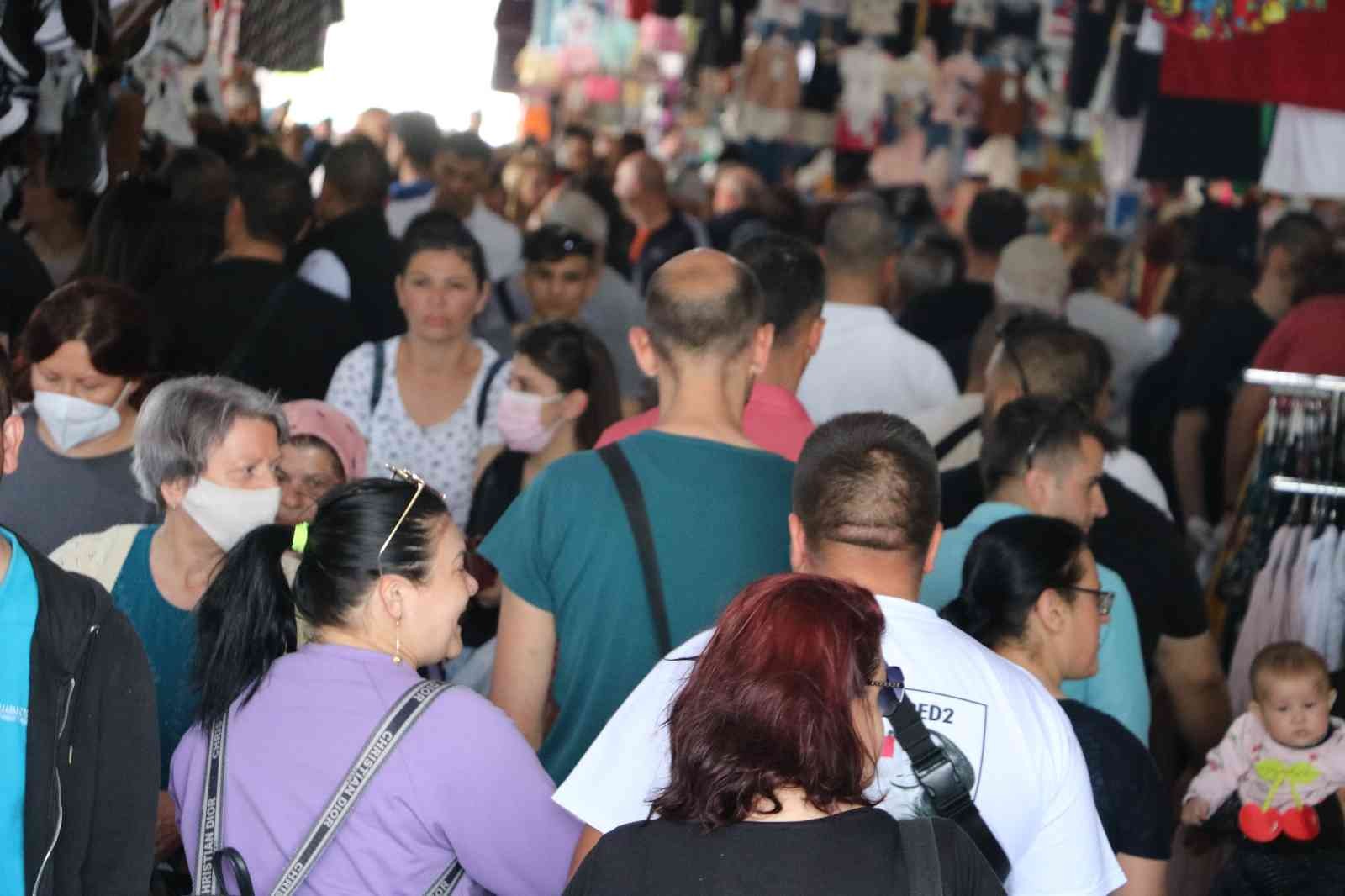 Ramazan Bayramı’na sayılı günler kala Edirne’deki çarşı ve pazarda alışveriş hareketliliği yaşandı. Sabahın erken saatlerinden itibaren Komşu ...