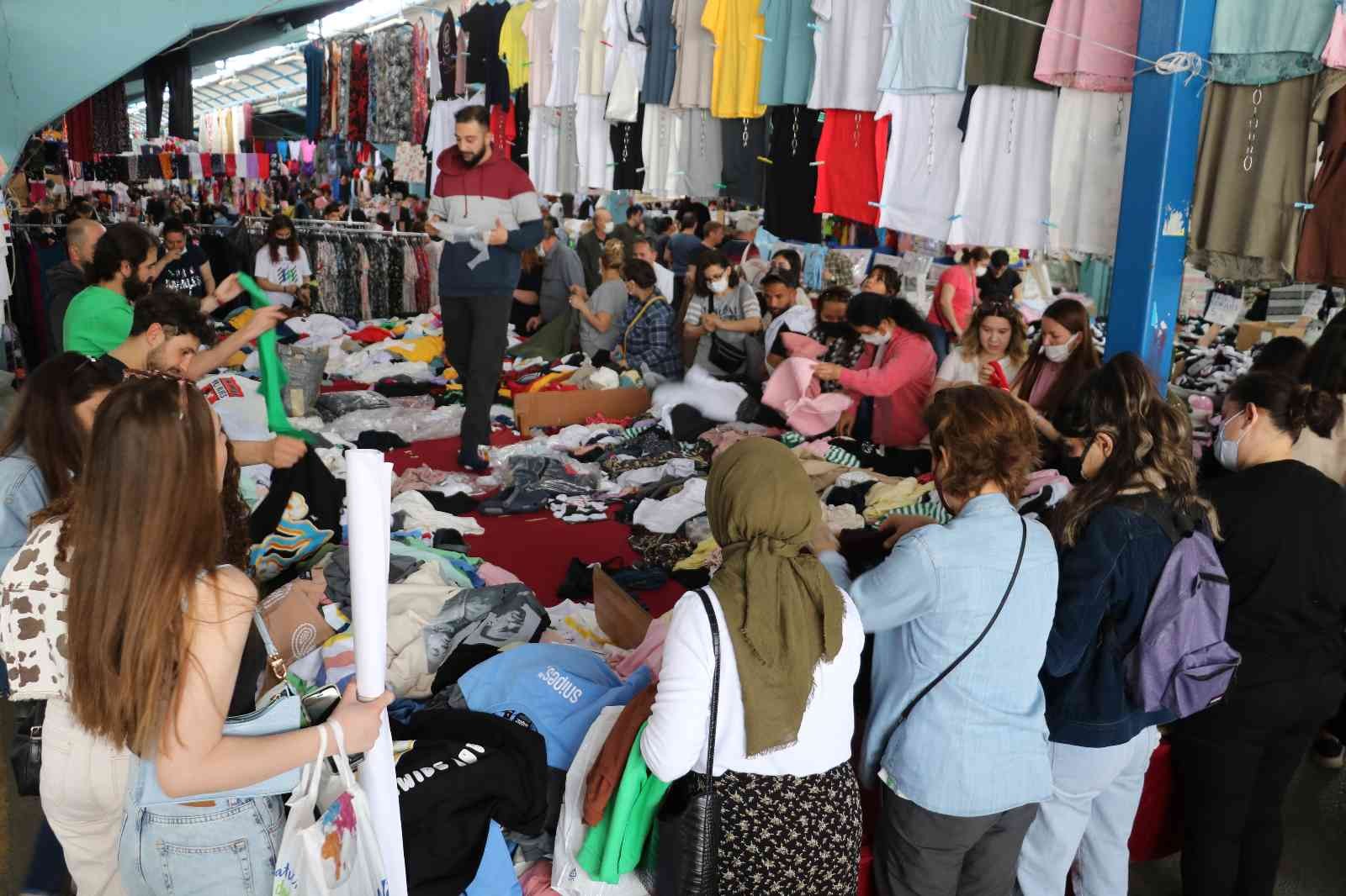 Ramazan Bayramı’na sayılı günler kala Edirne’deki çarşı ve pazarda alışveriş hareketliliği yaşandı. Sabahın erken saatlerinden itibaren Komşu ...