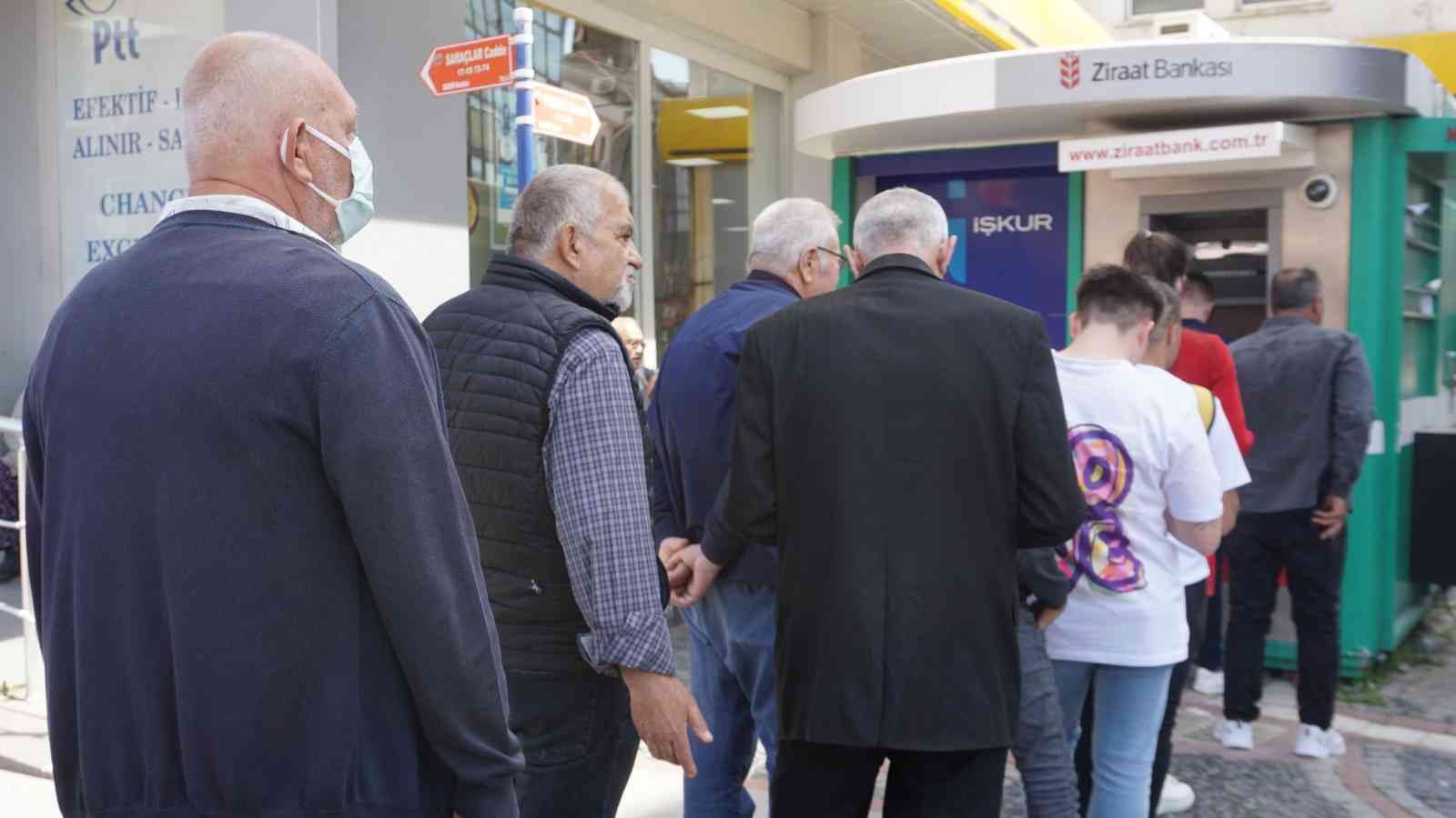 Ramazan Bayramı’na sayılı günler kala Edirne’deki çarşı ve pazarda alışveriş hareketliliği yaşandı. Sabahın erken saatlerinden itibaren Komşu ...