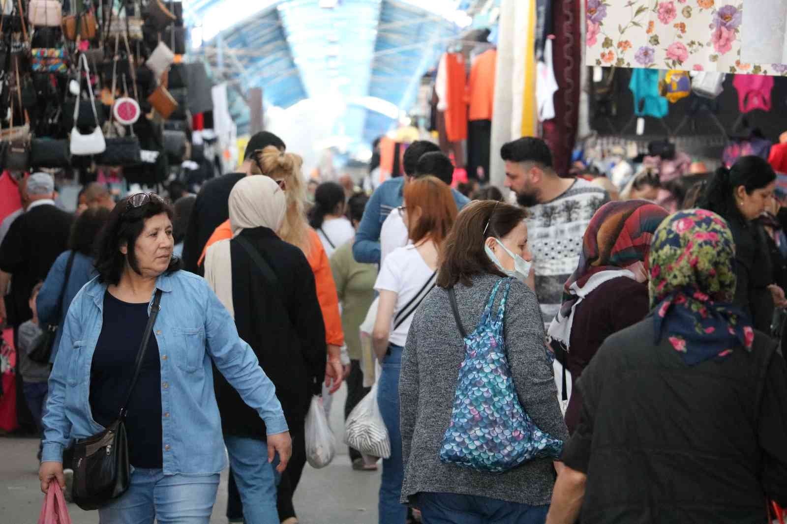 Ramazan Bayramı’na sayılı günler kala Edirne’deki çarşı ve pazarda alışveriş hareketliliği yaşandı. Sabahın erken saatlerinden itibaren Komşu ...