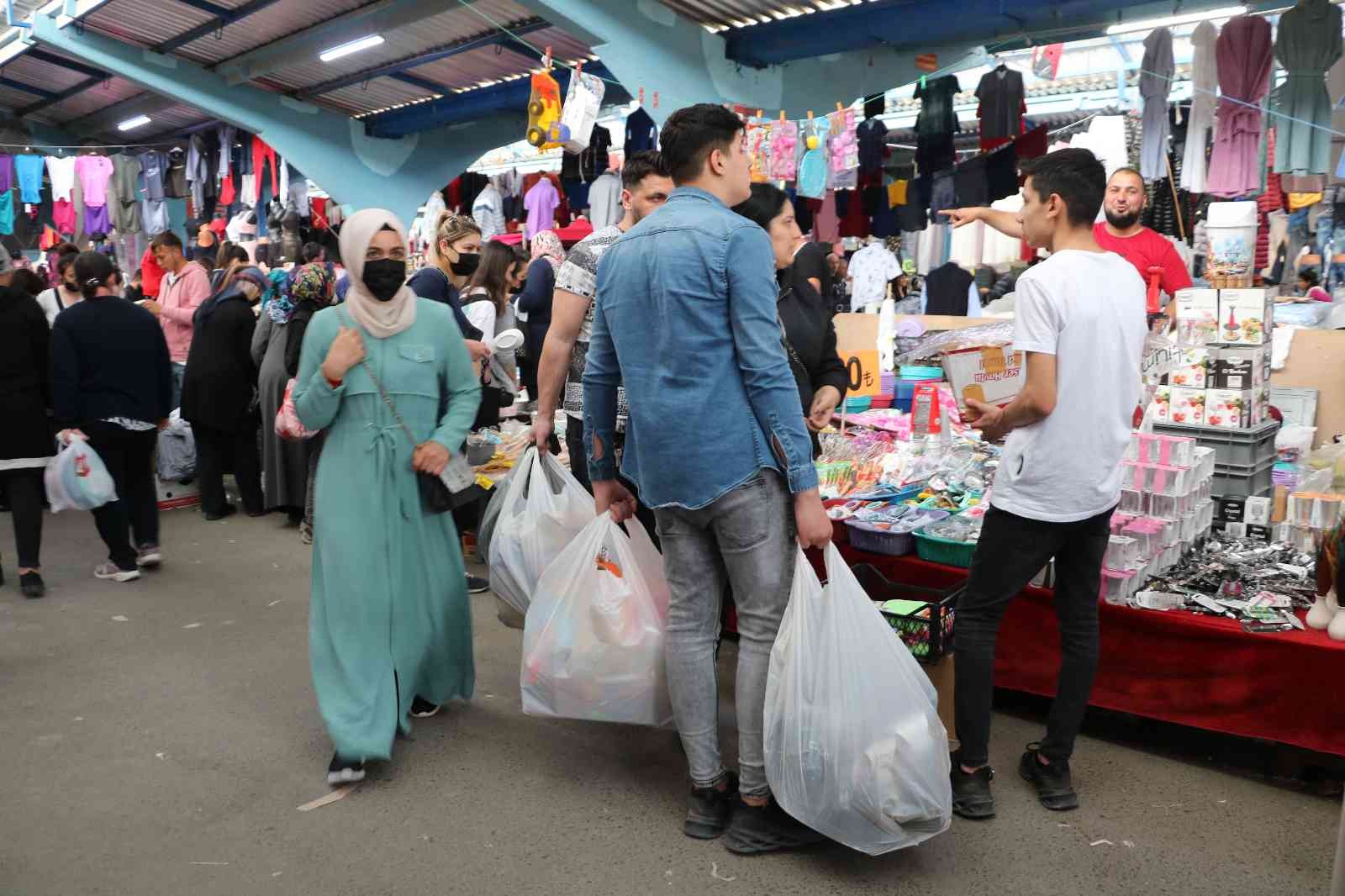 Ramazan Bayramı’na sayılı günler kala Edirne’deki çarşı ve pazarda alışveriş hareketliliği yaşandı. Sabahın erken saatlerinden itibaren Komşu ...