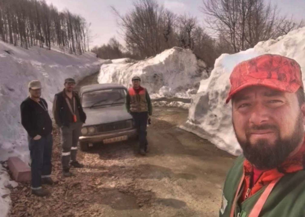 Sakarya’nın Geyve ilçesinde bahar ayında kar kalınlığının 1 buçuk metreyi geçtiği yayla yolunu görenler şaşırıyor. Bazı vatandaşlar o anları ...