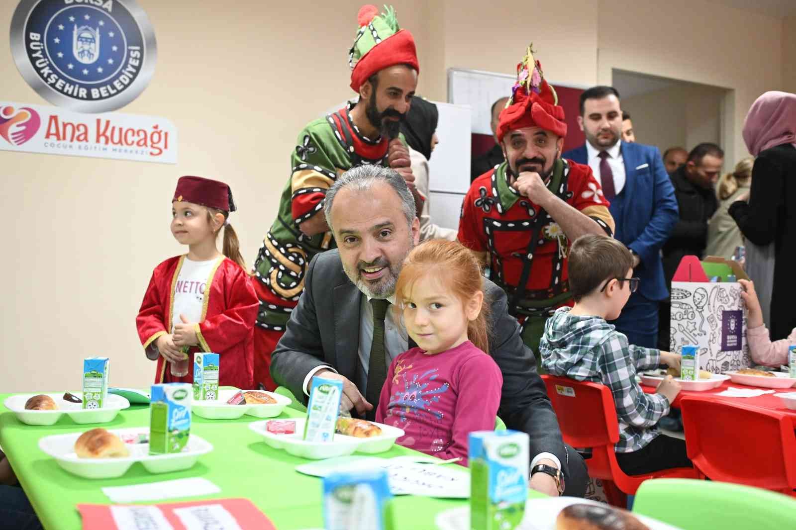 Bursa Büyükşehir Belediyesi’nin okul öncesi eğitimde fırsat eşitliğinin sağlanması amacıyla hayata geçirdiği Ana Kucağı Eğitim Merkezlerine ...